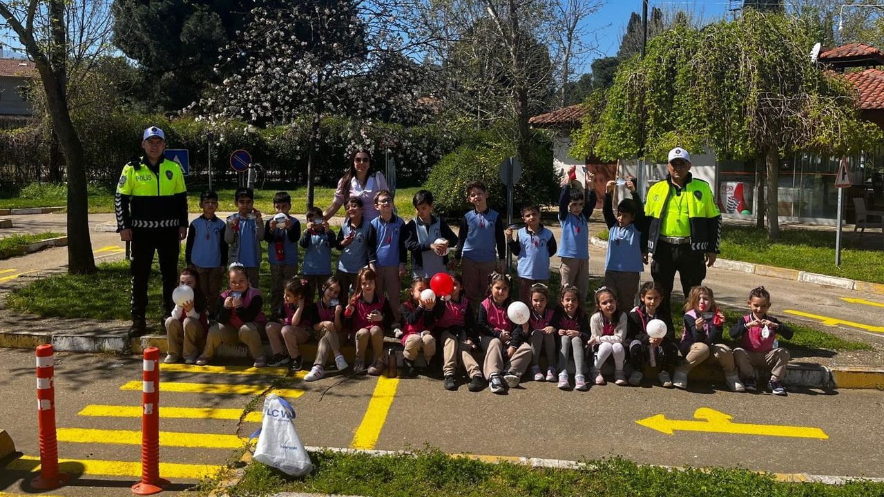 Salihli’de Cumhuriyet İlkokulu 1. sınıf öğrencilerine uygulamalı trafik eğitimi