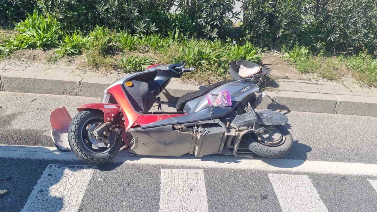 Salihli'de ekobis ile motosiklet çarpıştı: 3 kişi yaralandı