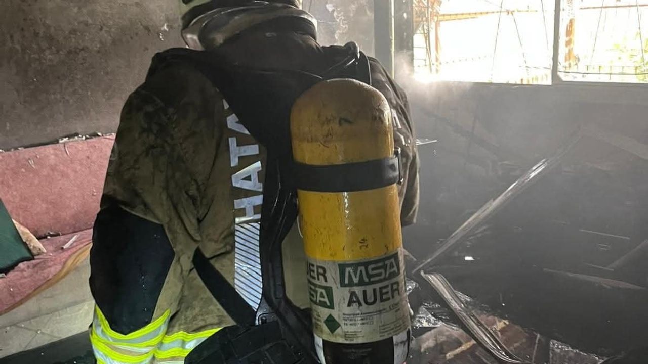 Samandağ Sutaşı Mahallesi'nde çıkan ev yangını kısa sürede kontrol altına alındı