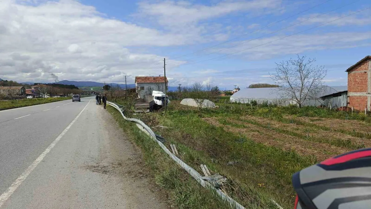 Samsun Alaçam'da tır bariyerleri aşıp tarlaya uçtu: sürücü yaralandı