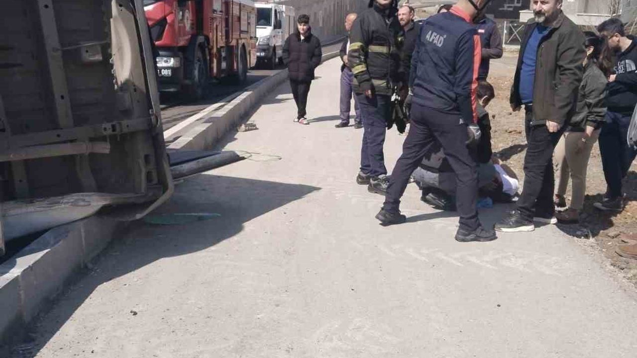 Samsun Atakum'da minibüs devrildi; 1 kişi yaralandı