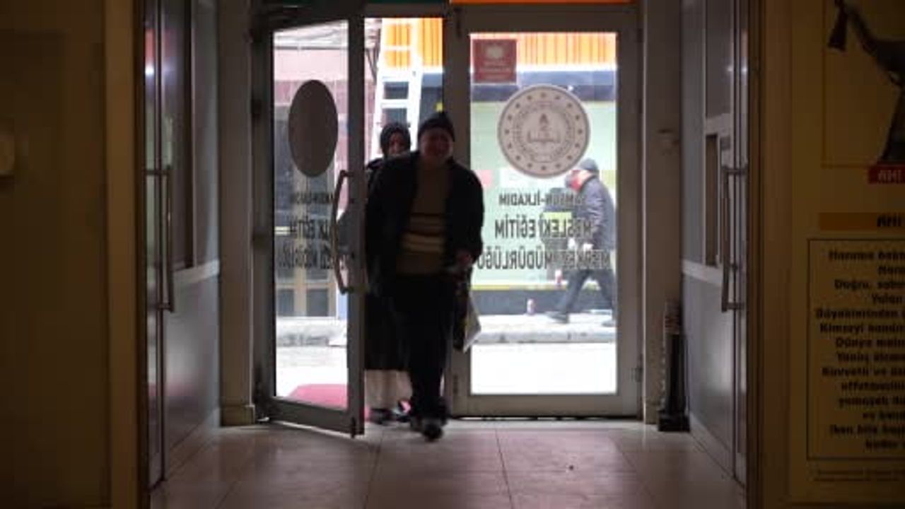 Samsun'da 56 yaşındaki Mustafa ile kızı Edanur aynı kursta okuma-yazma öğreniyor