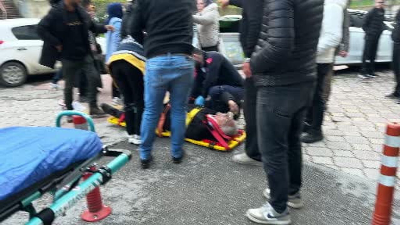 Samsun'da direksiyon hakimiyetini kaybeden sürücü kaldırımda bekleyen adama çarptı: 1 yaralı