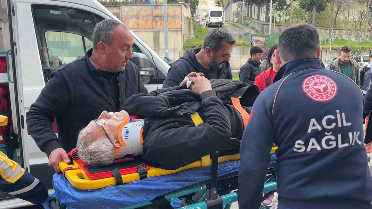 Samsun'da genç sürücünün kontrolünü kaybettiği araç kaldırıma çıktı: 1 yaralı