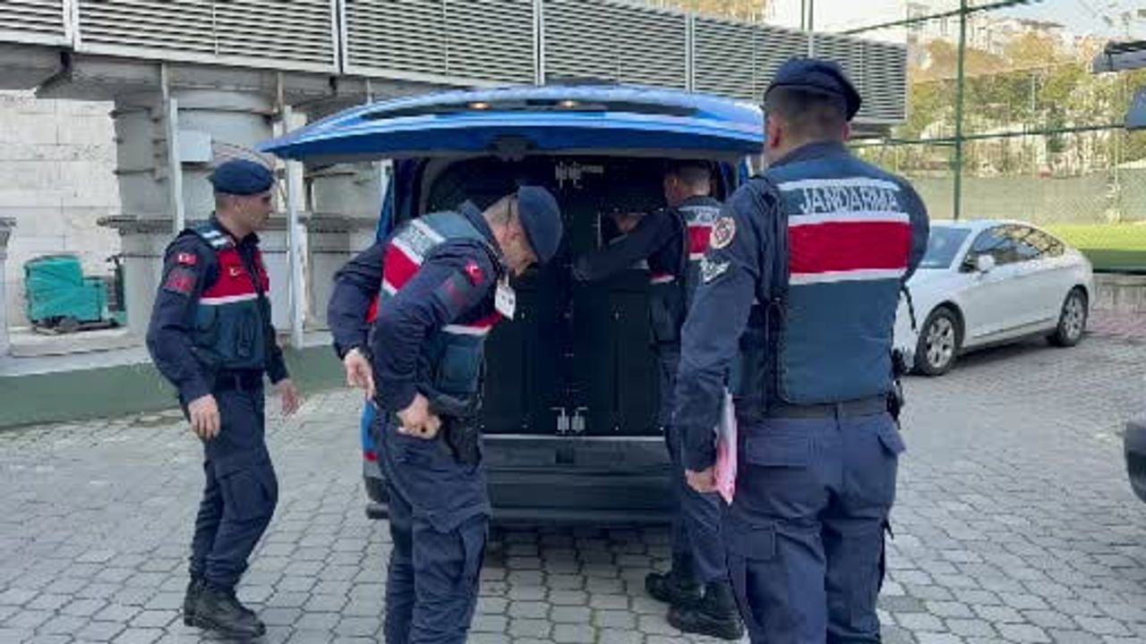 Samsun'da gürültü kavgasında komşularını tabancayla yaralayan şüpheli adliyeye sevk edildi