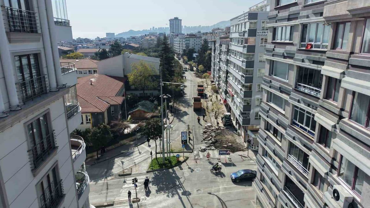 Samsun'da İstiklal Caddesi'nde Asfalt ve Kaldırım Yenileme Çalışmaları Başladı