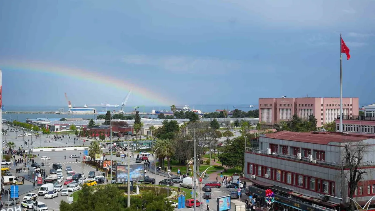 Samsun'da kısa yağışın ardından deniz üzerinde gökkuşağı oluştu