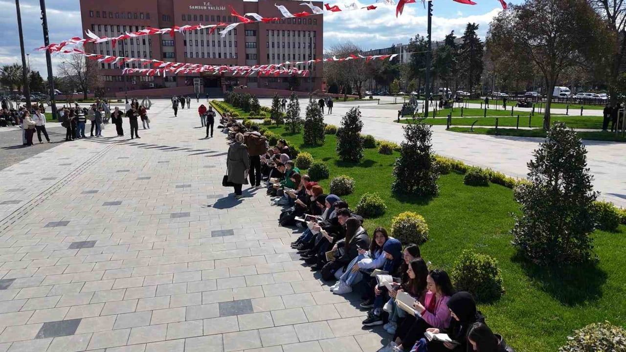 Samsun'da Kütüphane Haftası Etkinliği: Öğrenciler İstiklal Meydanı'nda Kitap Okudu