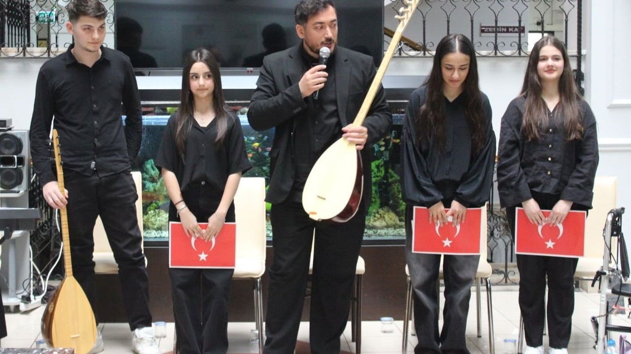 Samsun'da Lise Korosu Türkülerle Milli ve Manevi Değerleri Yaşatıyor