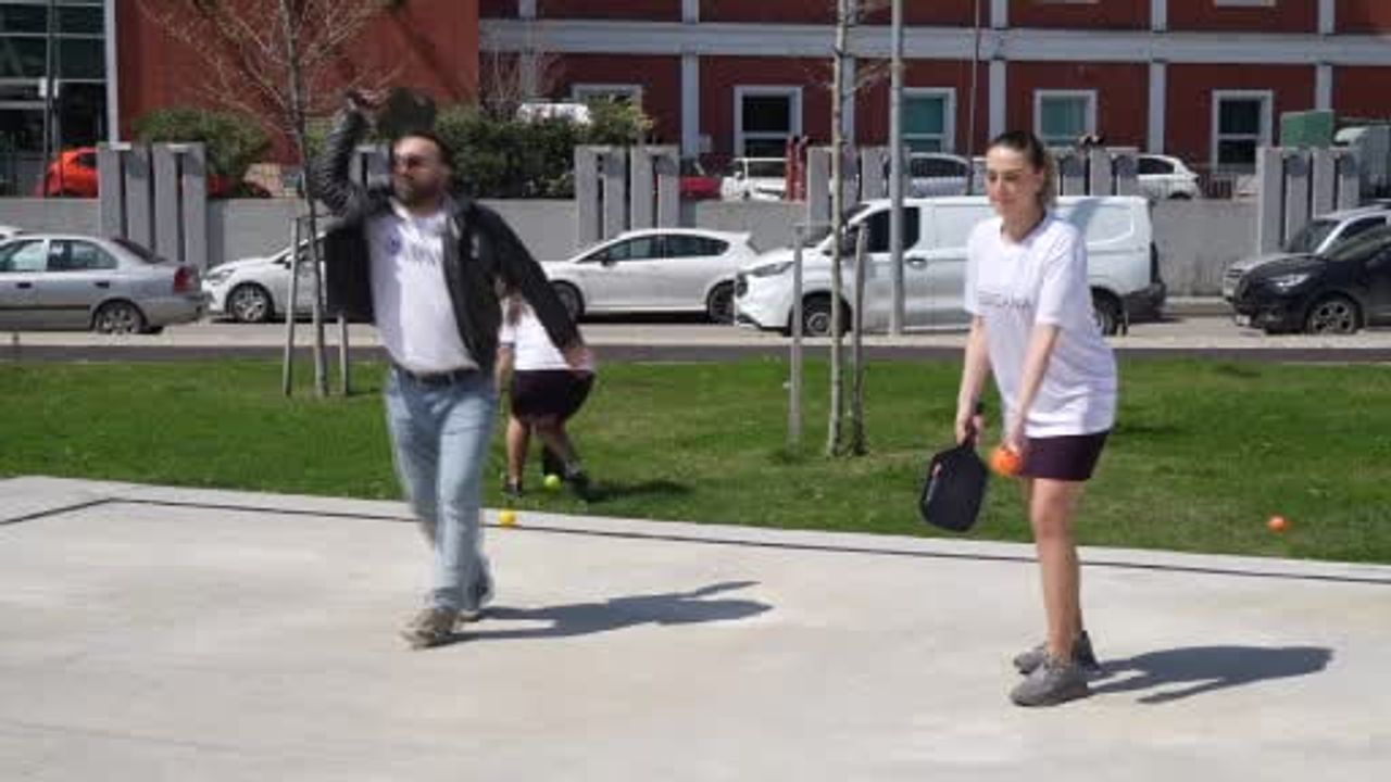 Samsun'da sağlık çalışanları 'Hareket et, sağlıklı kal' temasıyla pickleball oynadı
