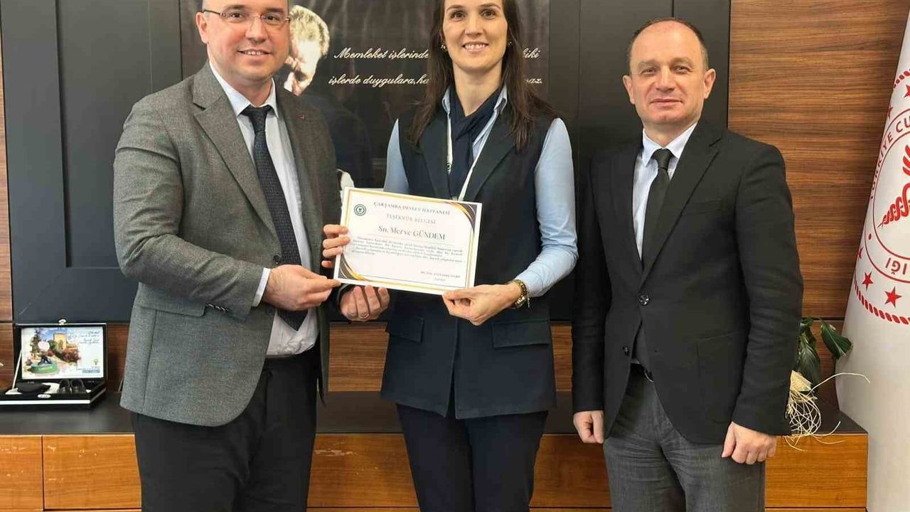 Samsun'da sekreter Merve Gündem, boğazına şeker kaçan 4 yaşındaki çocuğu Heimlich ile kurtardı