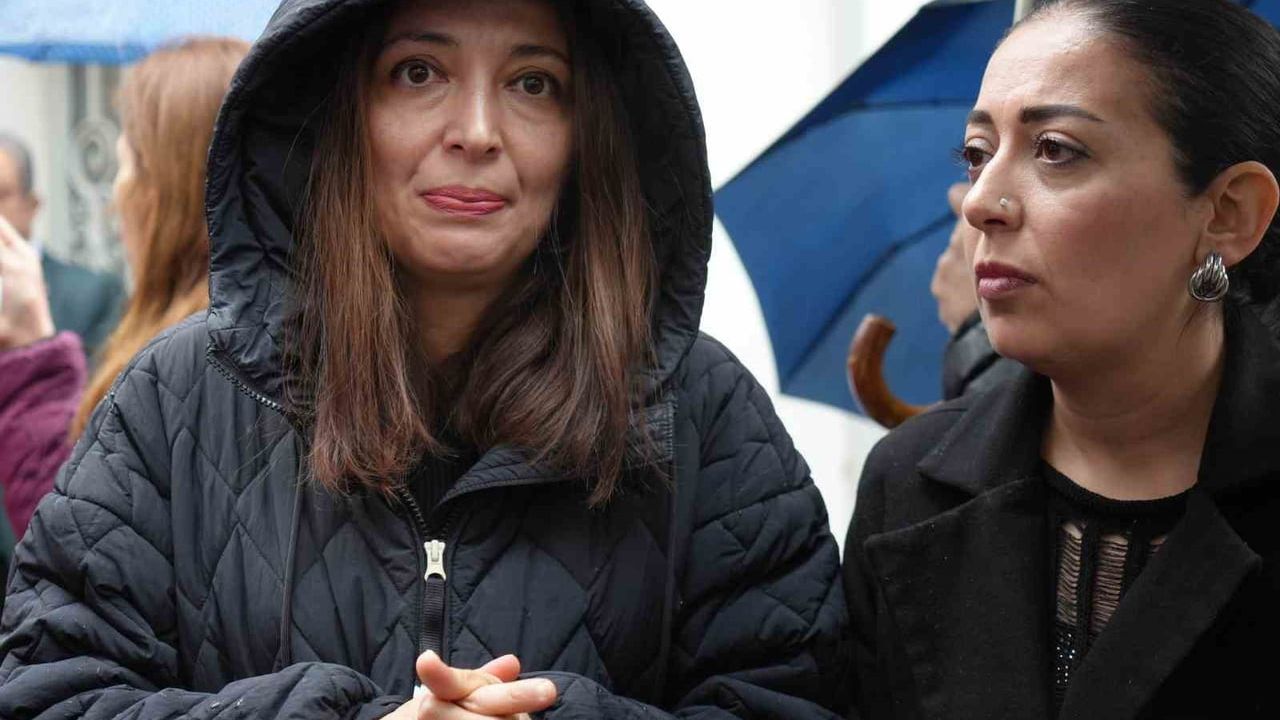 Samsun'da veli sınıfa zorla girmek istedi; öğretmenler okul önünde tepki gösterdi