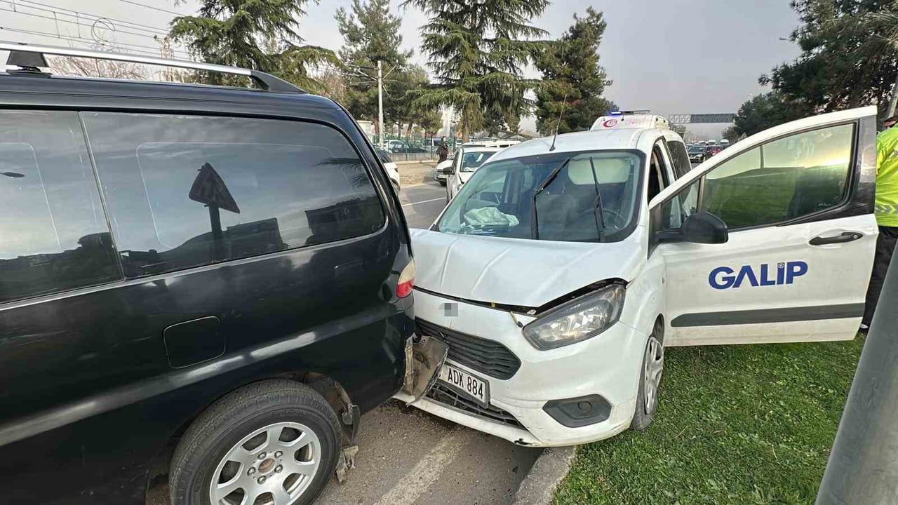 Samsun İlkadım'da 4 Araçlı Zincirleme Kaza: 3 Yaralı