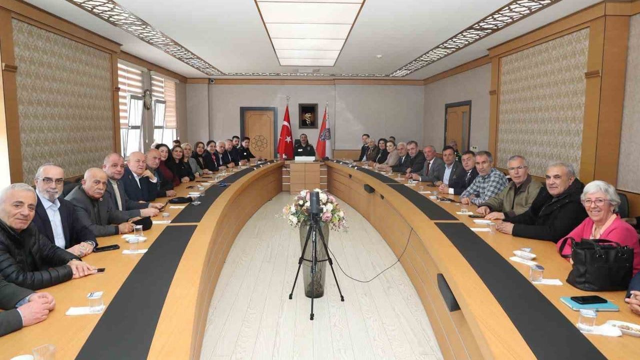 Samsun İlkadım'da muhtarlarla güvenlik toplantısı — Güvenli mahalleler için iş birliği
