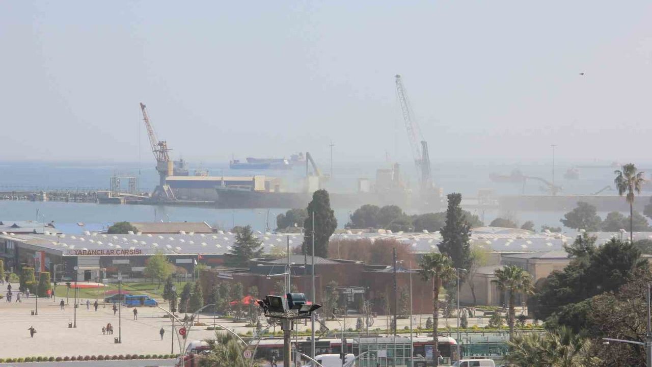 Samsun Limanı'nda vinçle kil yüklemesi sırasında oluşan yoğun toz kent merkezine taşındı