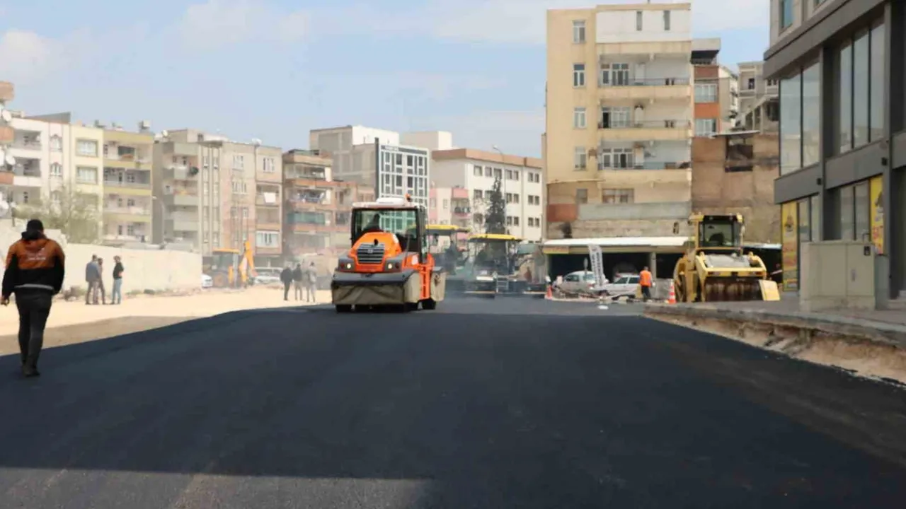 Şanlıurfa'da 25 metrelik yol projesinde asfalt çalışmaları başladı