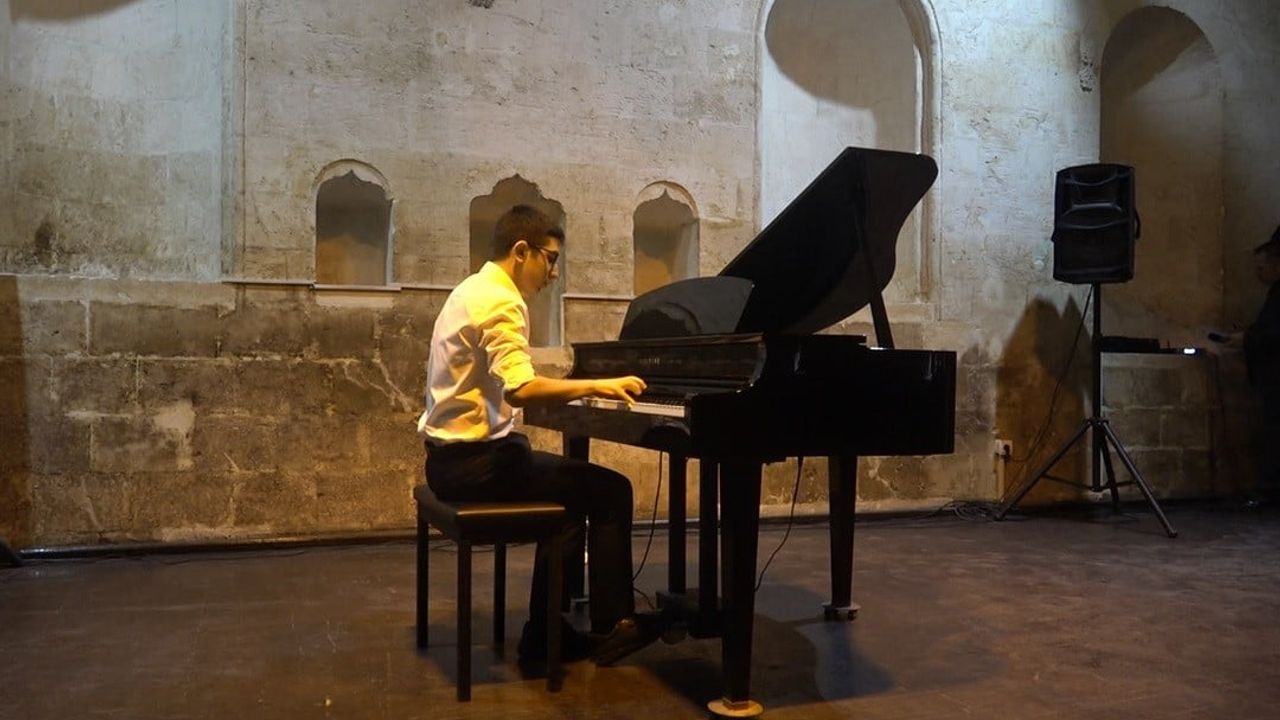 Şanlıurfa'da 98 Genç Piyanist Dünya Piyano Günü Etkinliğinde Sahne Aldı