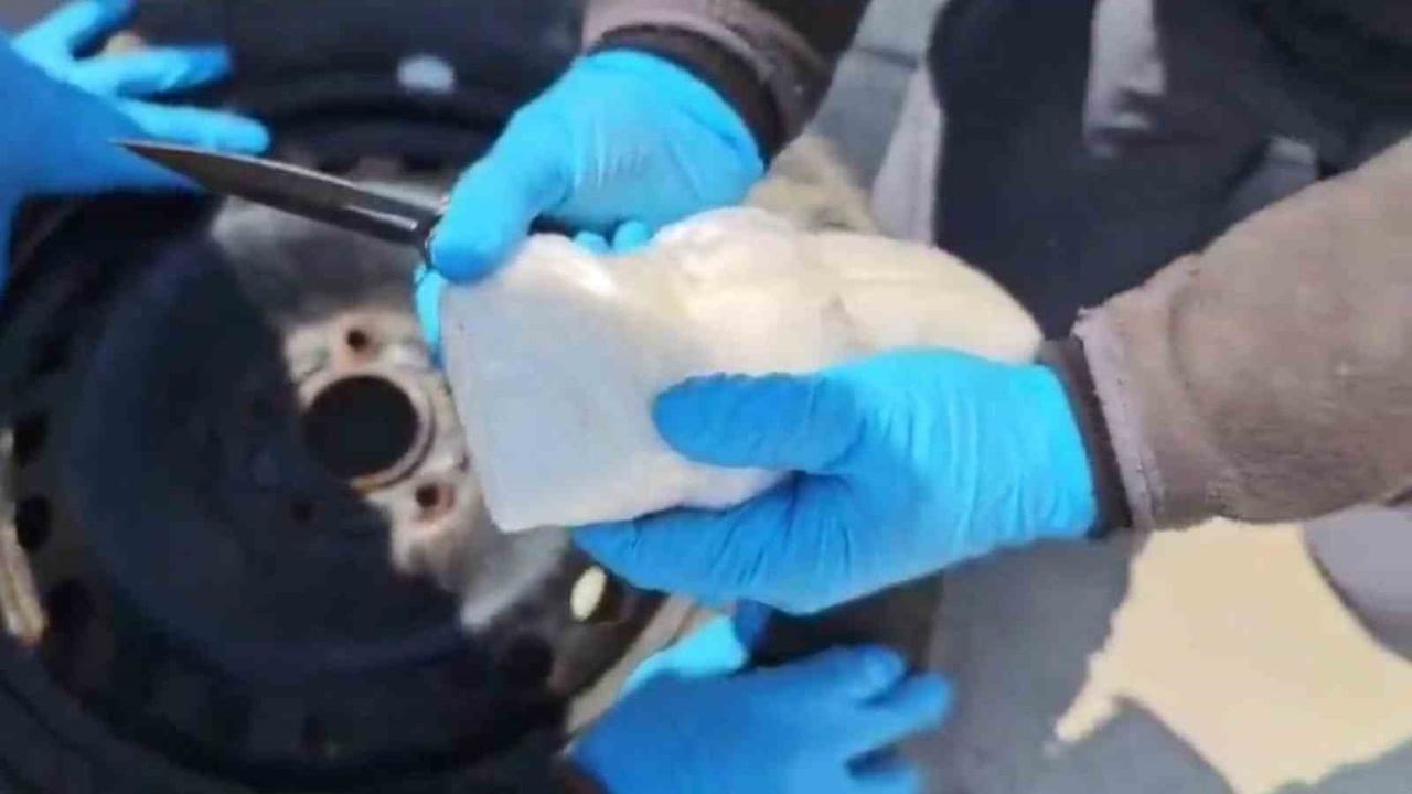 Şanlıurfa'da yedek lastikte 7 kilo 850 gram metamfetamin ele geçirildi