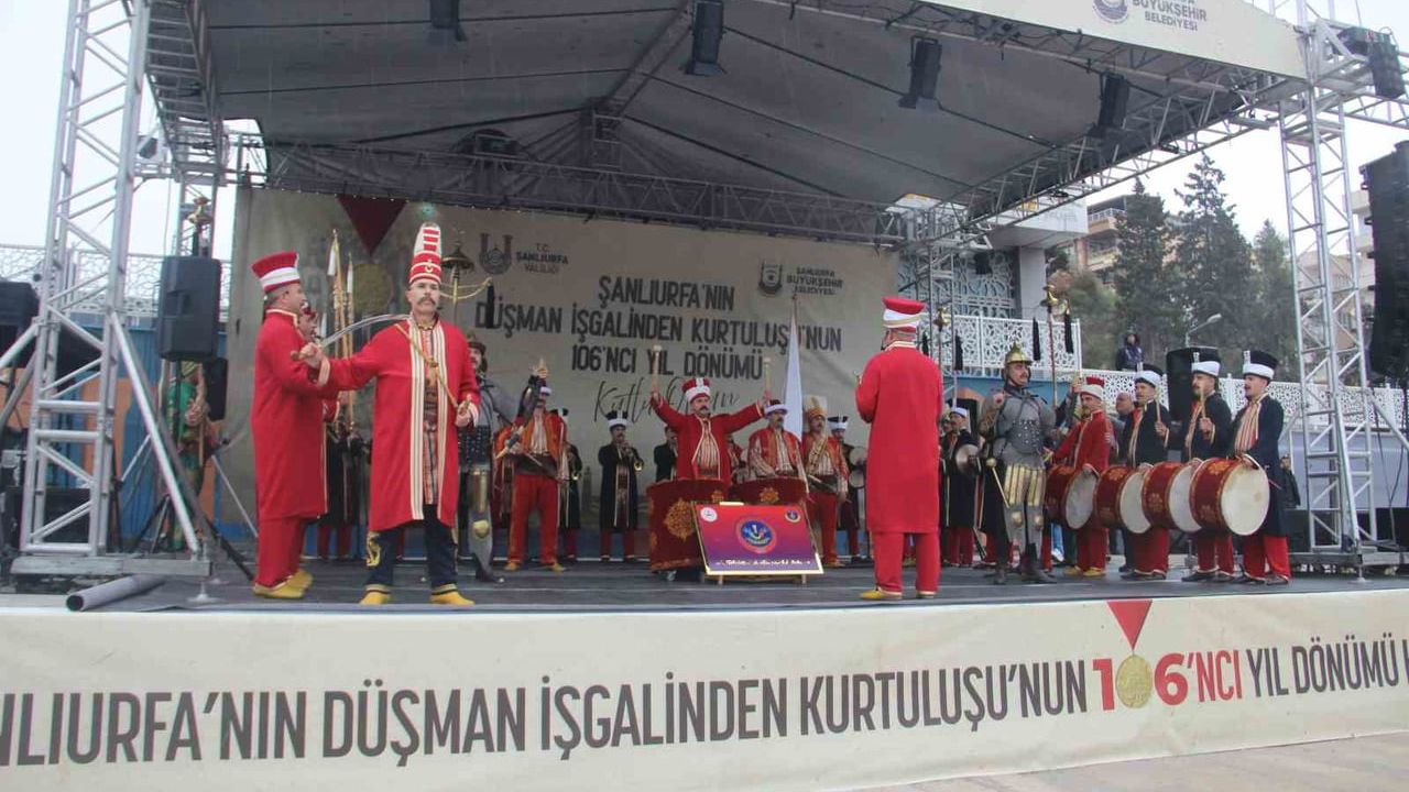 Şanlıurfa'nın 106. kurtuluş yıldönümü mehteran ve helikopter gösterileriyle kutlandı