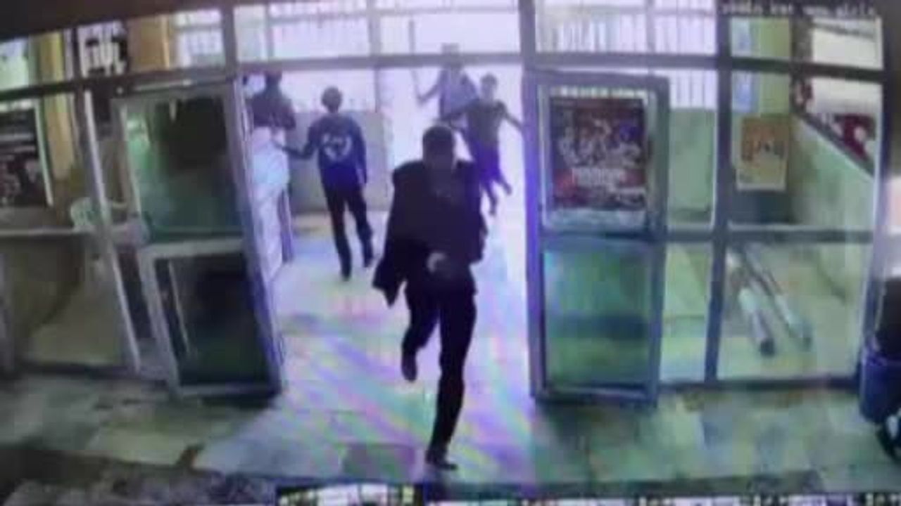 Şanlıurfa Siverek’te liseye silahlı saldırı: Güvenlik kamerasına yansıyan anlar, 16 yaralı