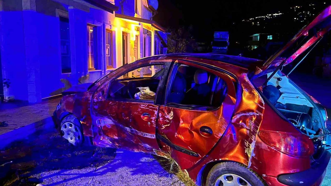 Sapanca'da otomobil ev duvarına çarptı: 4'ü çocuk 9 yaralı