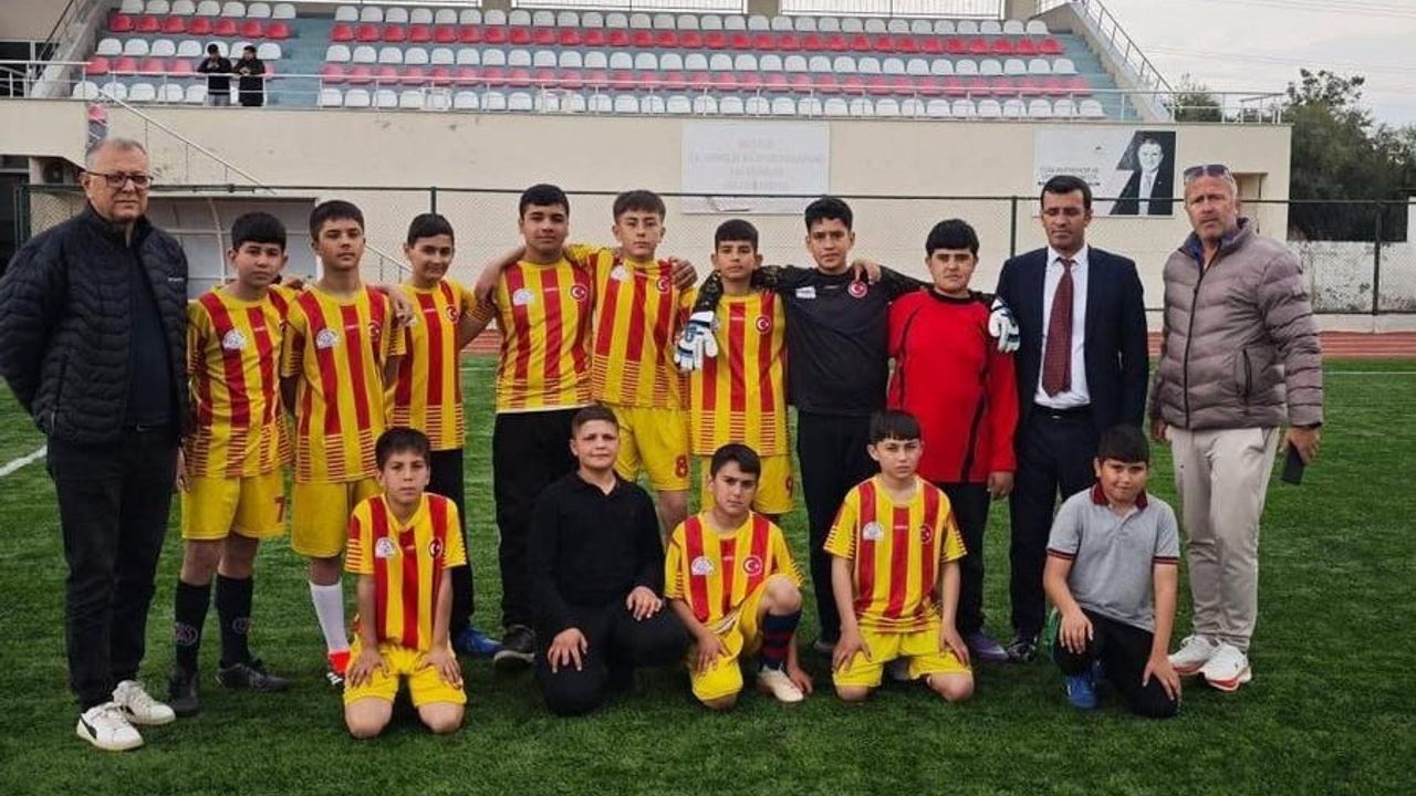 Sarıgöl'de 23 Nisan Coşkusu Ortaokullar Arası Futbol Turnuvasıyla Sahaya Taştı