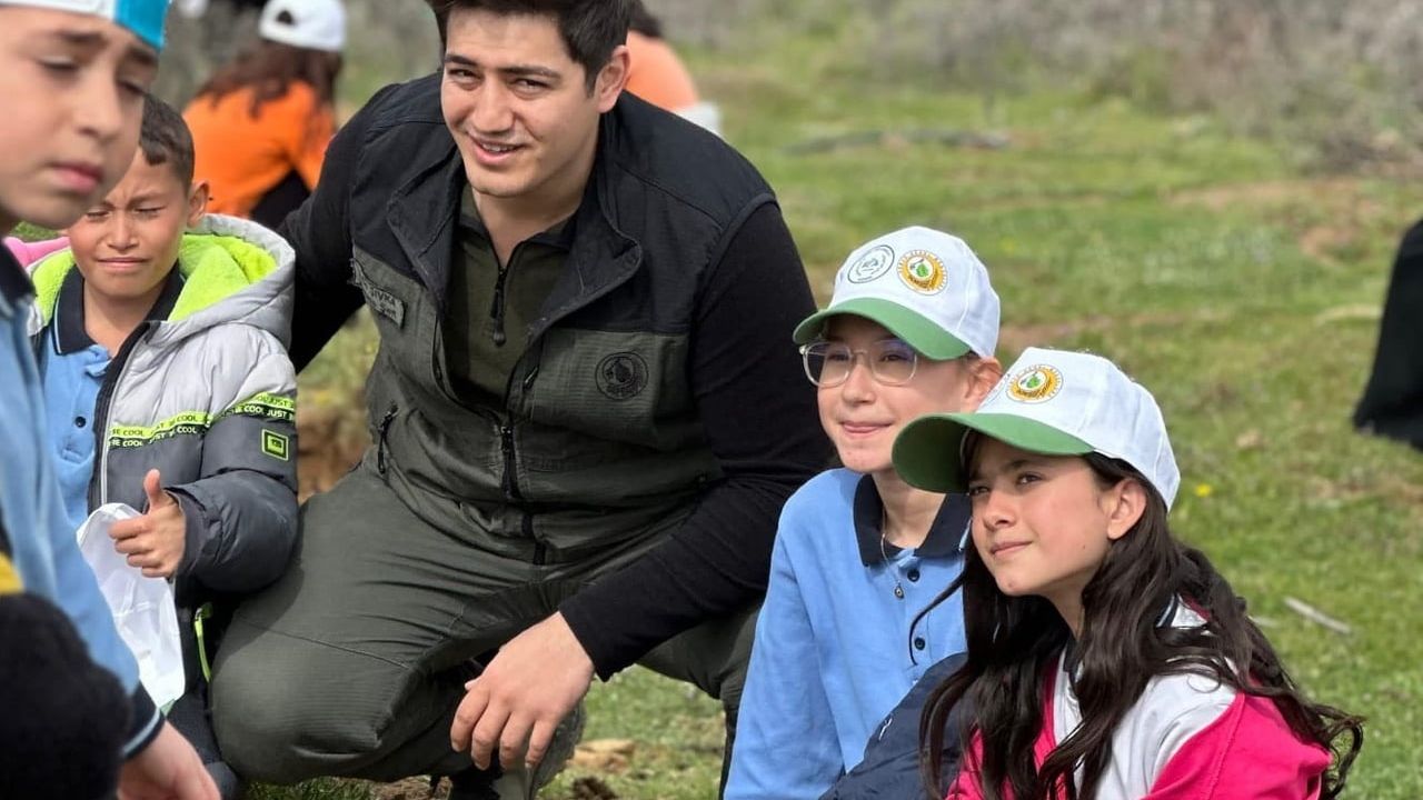 Sarıgöl'de Ağaç Bayramı: Öğrenciler 400 Çam Fıstığı Fidanı Dikti, Bakımın Önemi Vurgulandı