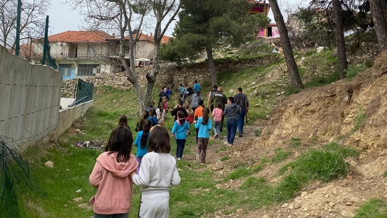 Sarıgöl'de 'Her öğrencinin dikili ağacı olsun' projesi: Şeyhdavutlar İlkokulu'nda 47 fidan dikildi