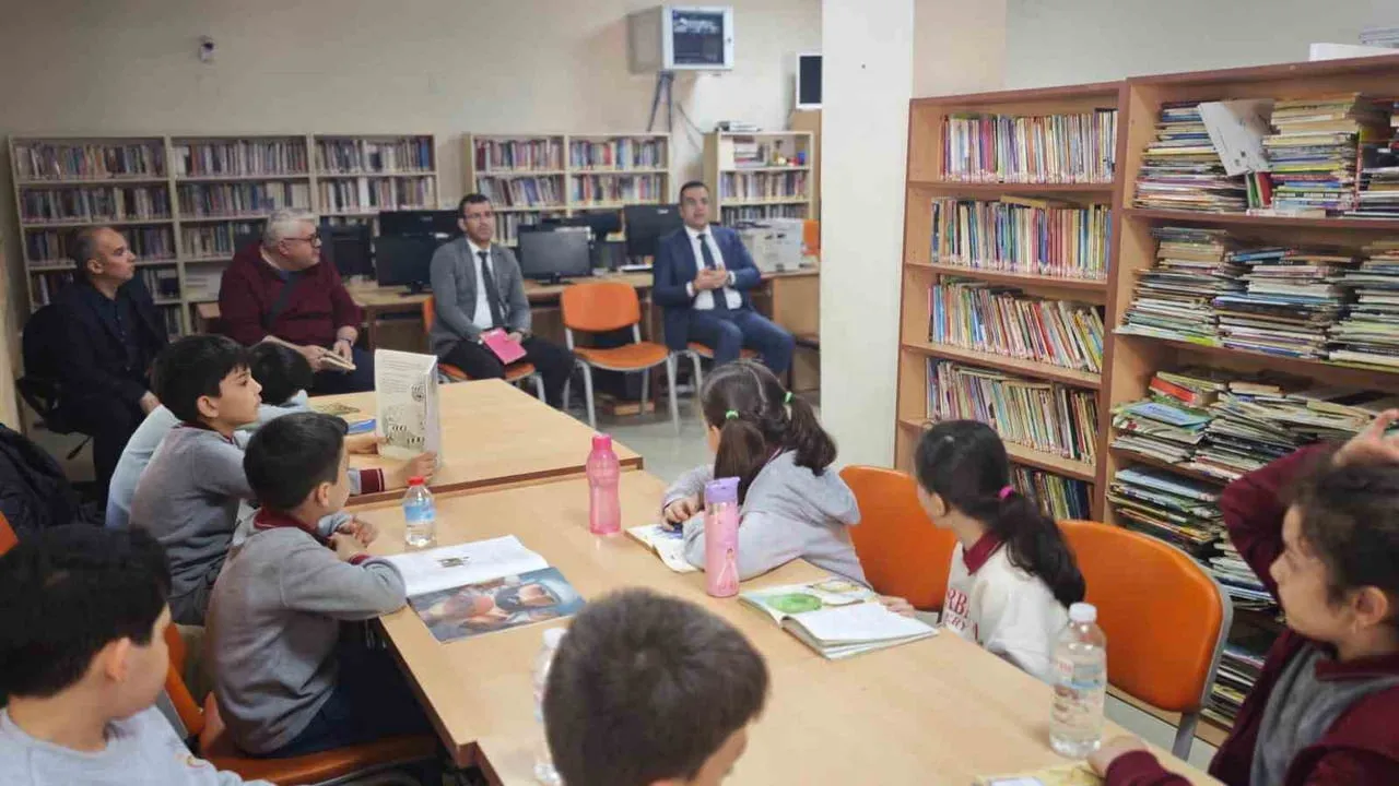 Sarıgöl'de Kütüphane Haftası: Kaymakam Halil Dalak ve Müdür Cezmi Yıldırak öğrencilerle kitap okudu