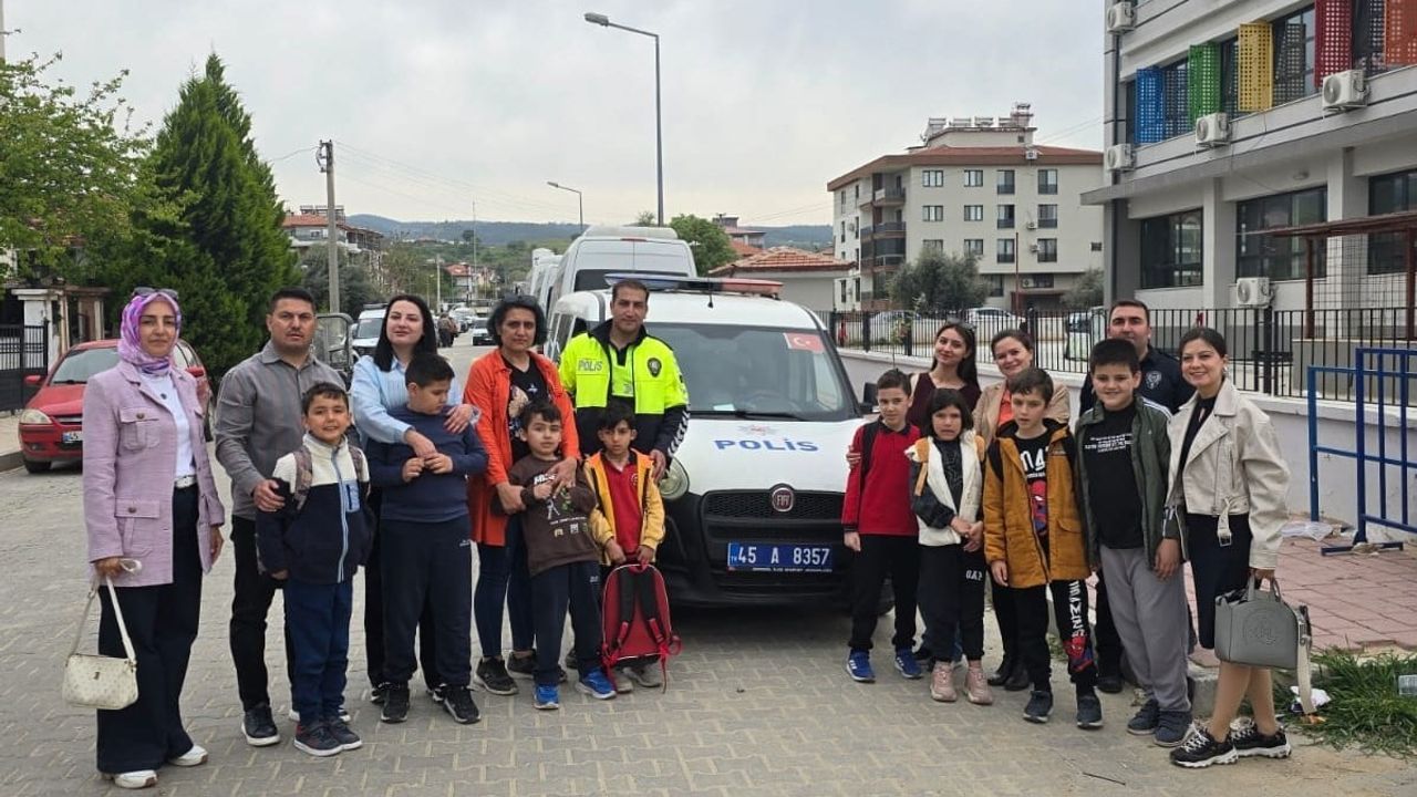 Sarıgöl polisinden özel eğitim öğrencilerine şehir turu