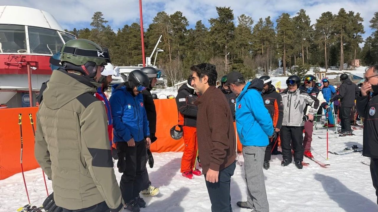 Sarıkamış'ta 2025-2026 Snowboard 1-2-3 Kademe Antrenörlük Kursu başladı