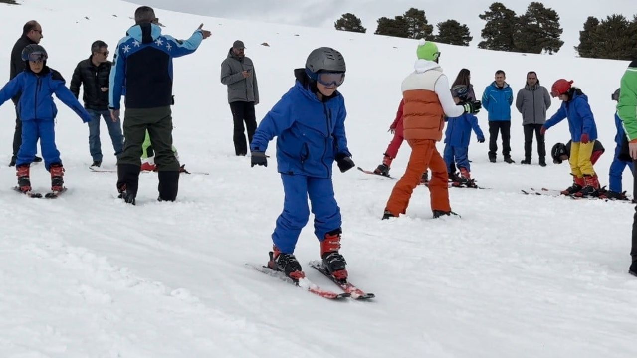 Sarıkamış’ta Nisan’da 2 metre kar: 'Karın Yıldızları' projesi çocuklara kayak eğitimi veriyor