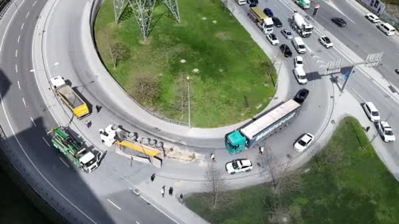 Sarıyer’de mıcır yüklü hafriyat kamyonu devrildi: Sürücü hafif yaralandı