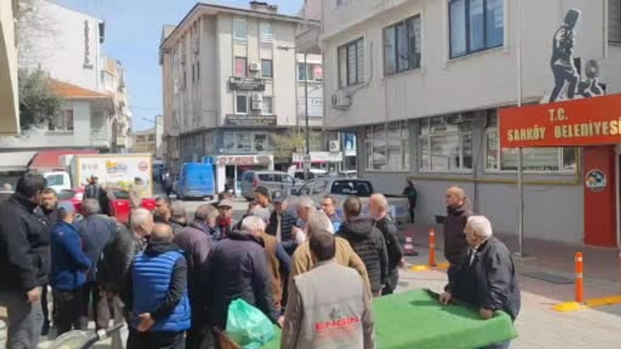 Şarköy'de seyyar pazarcı esnafı belediye önünde tahsis talebiyle toplandı