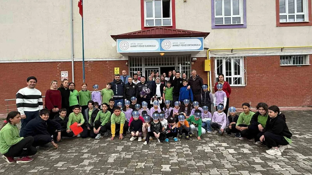 Şavşat'ta ihbar kutlamaya dönüştü: Polisler okulda çiçeklerle karşılandı