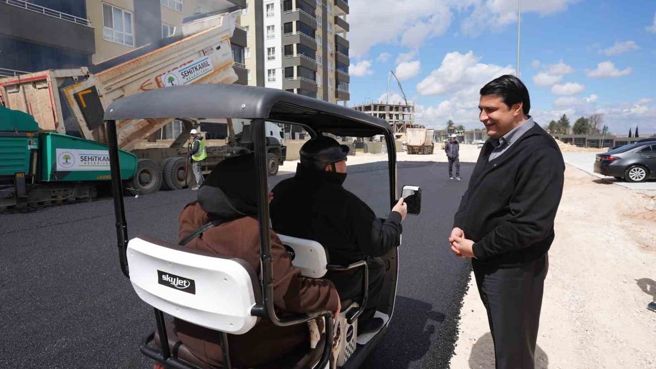 Şehitkamil Belediye Başkanı Umut Yılmaz Beylerbeyi Mahallesi'ndeki asfalt çalışmalarını yerinde inceledi