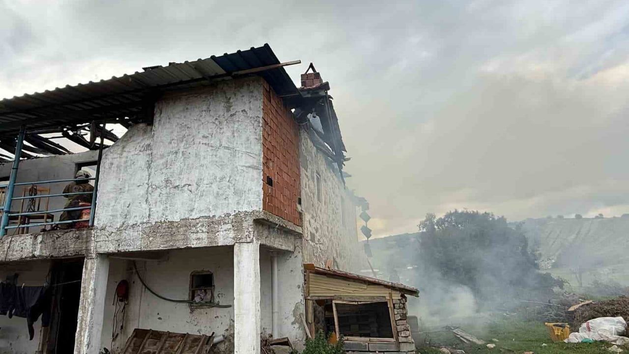 Selendi'de 2 katlı ev yangını sonucu ev kullanılamaz hale geldi