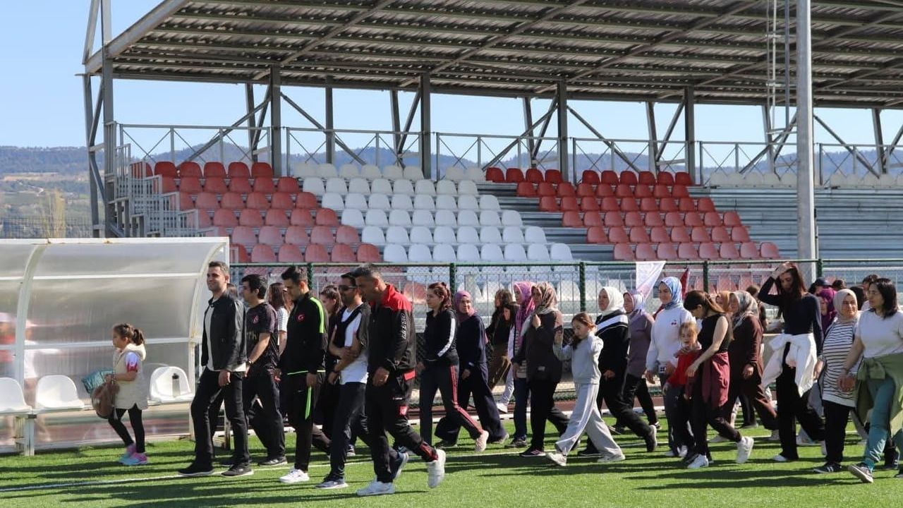 Selendi'de 7 Nisan Dünya Sağlık Günü yürüyüşü: Sağlıklı yaşam bilinci artırıldı