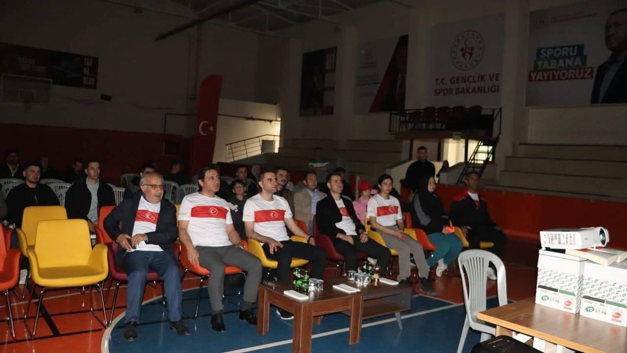 Selendi’de milli sevinç: Dev ekranda izlenen maçta Kerem’in golü 1-0’ı getirdi