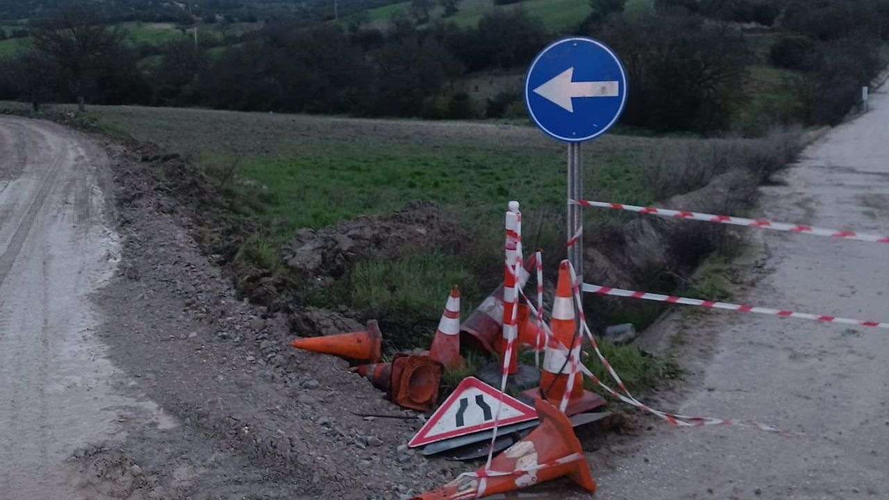 Selendi-Kula karayolu yeni çökme nedeniyle yeniden trafiğe kapatıldı