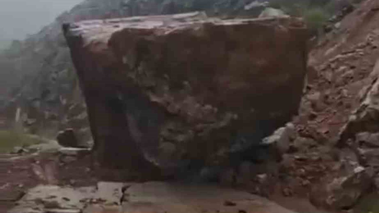 Şemdinli'de sağanak sonrası yamaçtan kopan kaya Boğazköy yolunu ulaşıma kapattı