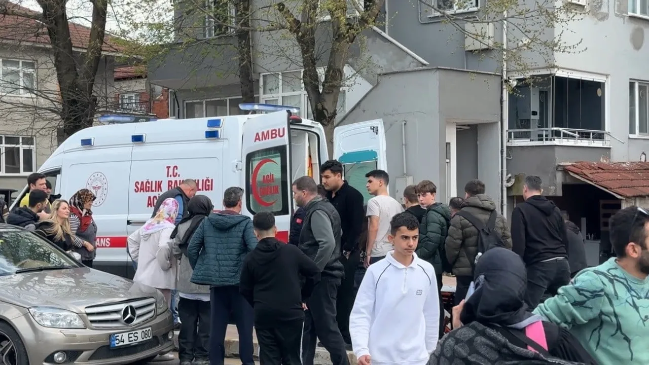 Serdivan'da 9 yaşındaki çocuğa otomobil çarptı; çocuk hastaneye kaldırıldı