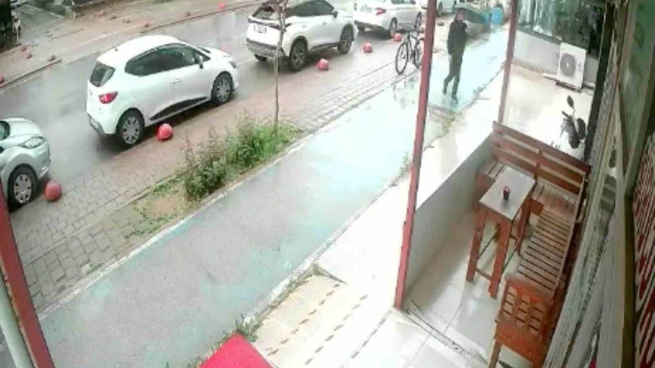 Serik'de hırsızlık: Çaldığı bisikleti bırakıp motosikleti alan şüpheli güvenlik kamerasında