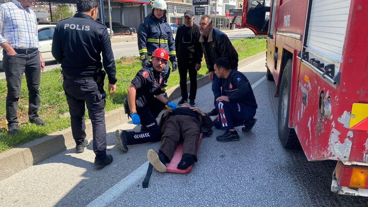 Serik’te D400 kara yolunda vip tur minibüsü ile otomobil çarpıştı: 2 yaralı