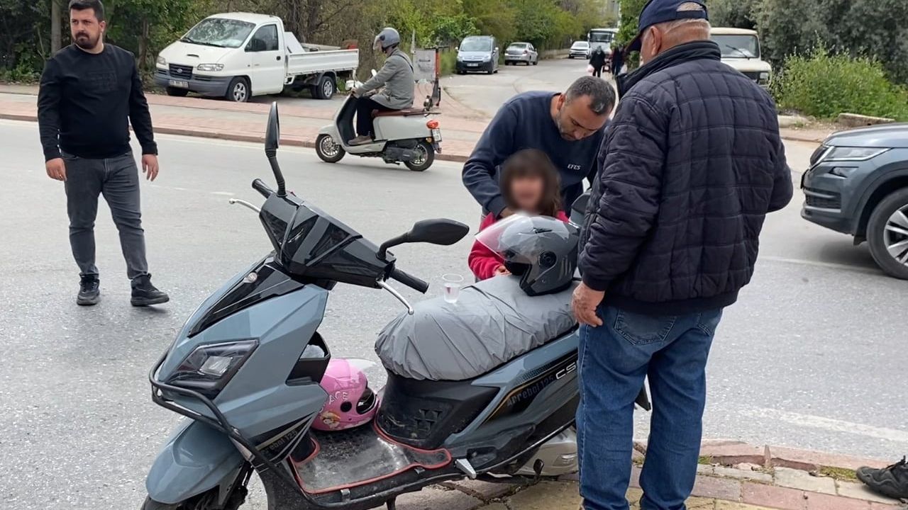 Serik'te motosiklete çarpan sürücü kaçtı; anne yaralandı, 7 yaşındaki kız babasına gözyaşlarıyla anlattı