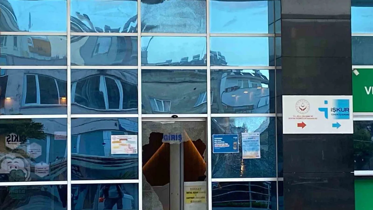 Serik'te pompalı tüfekle belediye binasına 5 el ateş edildi, şüpheli yakalandı