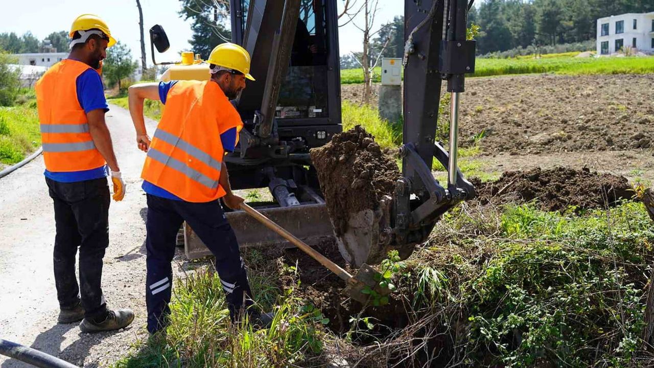 Seydikemer Çaykenarı Sivriler'e 1000 metre içme suyu hattı döşendi