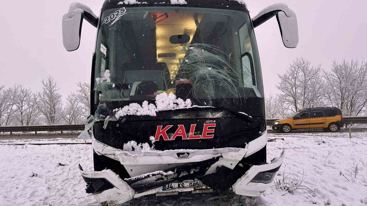 Seydiler'de kar ve sis nedeniyle 10 araçlı zincirleme kaza: 6 kişi yaralandı