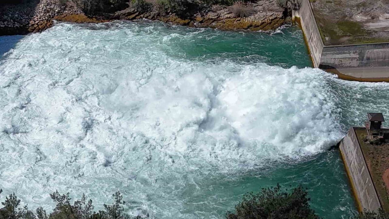 Seyhan Barajı kapakları açıldı; oluşan manzara vatandaşların ilgisini çekti