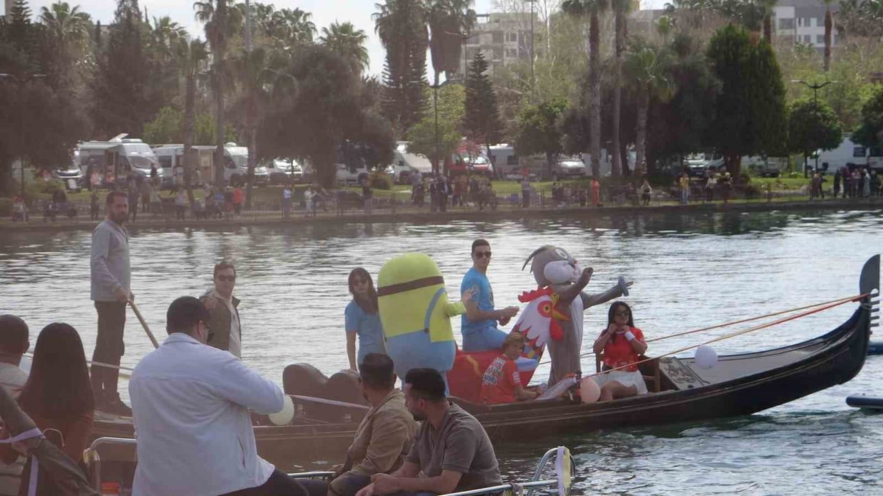 Seyhan Nehri'nde 'Su Korteji' 14. Uluslararası Portakal Çiçeği Karnavalı'na renk kattı